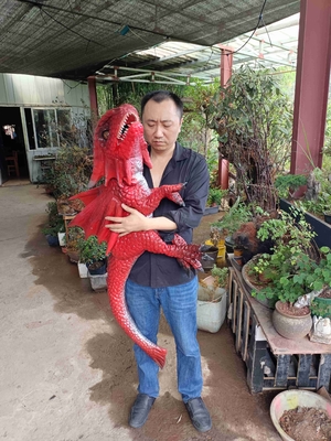La marionnette réaliste Animatronic de bébé de dinosaure de contrôle de main a adapté aux besoins du client