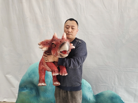 Un bon prix. Marionnette Animatronic de Triceratops de dinosaure de bébé de contrôle de main à vendre en ligne