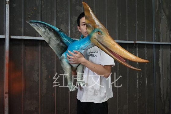 Une poupée de dinosaure réaliste, une poupée à main de ptérosaure