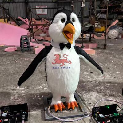 Un bon prix. Le parc d'attractions animé, le pingouin de Noël chanteur, à vendre. en ligne